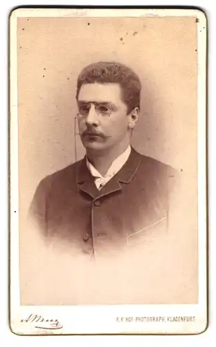 Fotografie Alois Beer, Klagenfurt, Mann mit Brille im Anzug