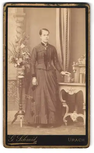 Fotografie G. Schmid, Urach, Dame im Kleid mit Buch