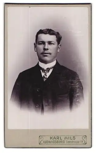 Fotografie Karl Hils, Ludwigsburg, Seestrasse 1a, Portrait junger Herr im Anzug mit Krawatte