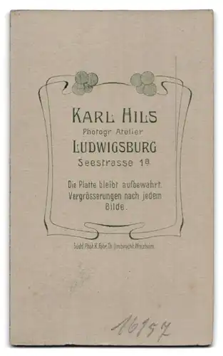 Fotografie Karl Hils, Ludwigsburg, Seestrasse 1a, Portrait junger Herr im Anzug mit Krawatte