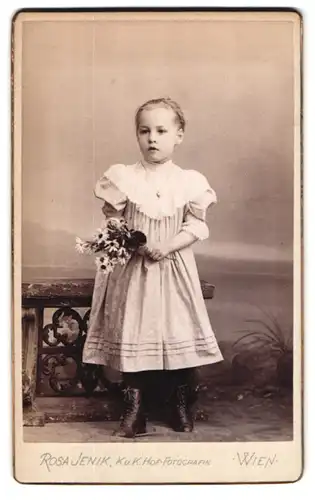 Fotografie Rosa Jenik, Wien, Mariatreugasse 6, Portrait kleines Mädchen im hübschen Kleid mit Blumen