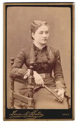 Fotografie Leopold Bude, Graz, Alleegasse 6, Portrait bürgerliche Dame mit Fächer auf Stuhl sitzend