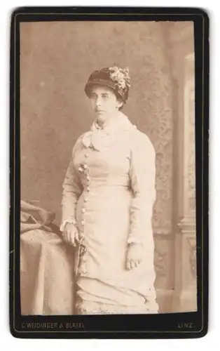 Fotografie C. Weidinger & Blasel, Linz, Promenade drei Mohren, Portrait junge Dame im modischen Kleid mit Hut