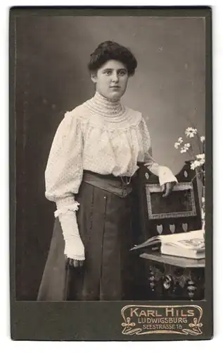 Fotografie Karl Hils, Ludwigsburg, Seestrasse 1 a, Portrait junge Dame in hübscher Bluse an Stuhl gelehnt