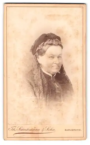 Fotografie Th. Schuhmann & Sohn, Karlsruhe, Amalienstrasse 57, Portrait ältere Dame mit Haube und Kragenbrosche