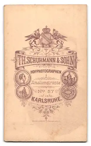 Fotografie Th. Schuhmann & Sohn, Karlsruhe, Amalienstrasse 57, Portrait ältere Dame mit Haube und Kragenbrosche