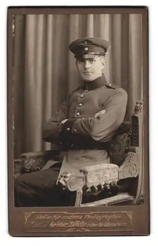 Fotografie Curt SChröder, Döbeln, neben der Döbelner Bank, Portrait Soldat in Uniform Rgt. 139 mit Mütze