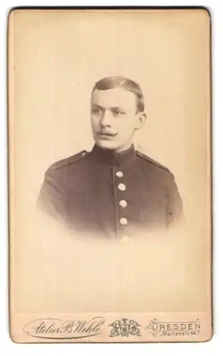 Fotografie Atelier B. Wehle, Dresden, Marienstr. 44, Portrait sächsischer Soldat in Uniform mit Kaiser Wilhelm Bart