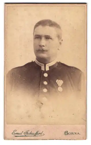 Fotografie Emil Schuffert, Borna, am Bahnhof, Portrait Sächsischer Ufz. in Uniform mit Orden und Schützenschnur