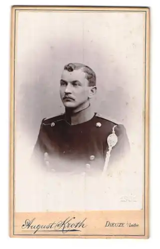 Fotografie August Kroth, Dieuze i. Lothr., Portrait Chevauleger in Uniform mit Schützenschnur