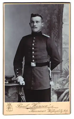 Fotografie Paul Hassert, Hannover, Welfenplatz 16A, Portrait Soldat in Uniform Rgt. 74 mit Bajonett und Portepee