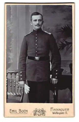 Fotografie Emil Buch, Hannover, Welfenplatz 11, Portrait Soldat in Uniform Rgt. 74 mit Bajonett und Portepee