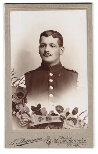 Fotografie J.Stegmann, Mülhausen i. Els., Portrait Musiker in Uniform mit Schwalbennest