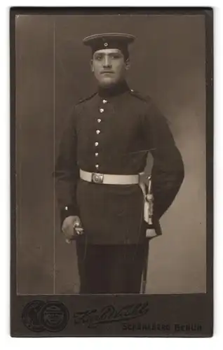 Fotografie Karl Wahl, Berlin-Schöneberg, Hauptstr. 156, preussischer Soldat in Uniform mit Bajonett und Krätzschen
