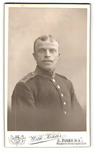 Fotografie Wilh. Köhler, Posen, Kaiserin Victoriastr. 23, Portrait Soldat in Uniform Rgt. 5