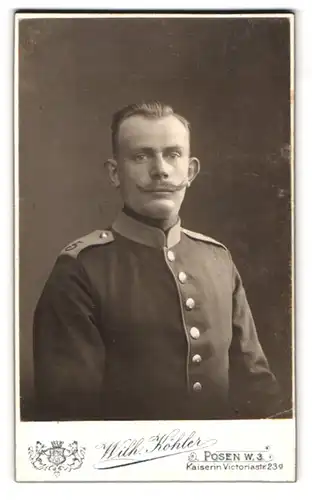 Fotografie Wilh. Köhler, Posen, Kaiserin Victoriastr. 23, Portrait Soldat Koruaschevski in Uniform Rgt. 5