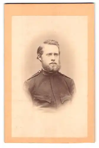 Fotografie F. W. Rösler, Wien, Mariahilferstr. 37, Portrait österreichischer Soldat in Uniform mit Vollbart