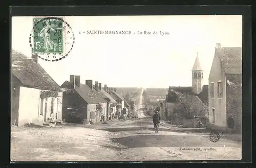 AK Sainte-Magnance, La Rue de Lyon, Strassenpartie