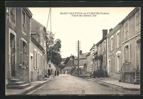 AK Saint-Sauveur-en-Puisaye, Place du Grand Jeu