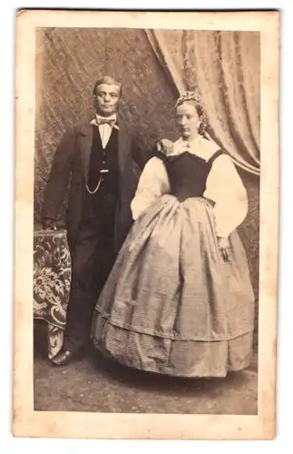 Fotografie unbekannter Fotograf und Ort, Portrait bürgerliches Paar in zeitgenössischer Kleidung