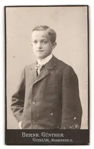 Fotografie Bernhard Günther, Goslar / Harz, Hokenstr. 11, rücks. junge Frau m. Gemälde, Jugendstil, Portrait Mann