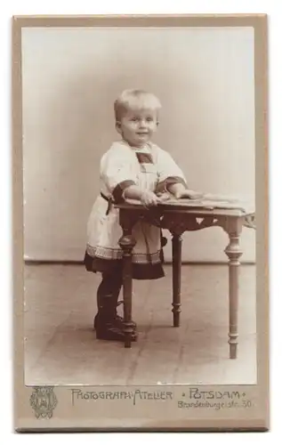 Fotografie Photogr. Atelier, Potsdam, Brandenbugerstr. 30, rück. Frau mit Blütenkranz, vorders. lachendes Kleinkind