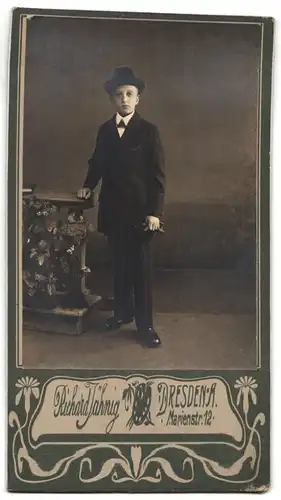 Fotografie Richard Jähnig, Dresden-A., rücks. Frau umschlungen von Blumenranke, vorders. Portrait Bursche im Anzug