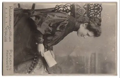 Fotografie Atelier Strauss, Plauen i/V., Albertplatz 12, rück. Frau mit Fackel, Jugenstil, vorder. Frau im schönen Kleid