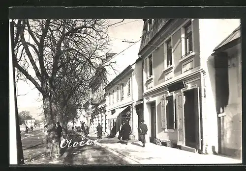 Foto-AK Otocac, Strassenpartie mit Geschäft