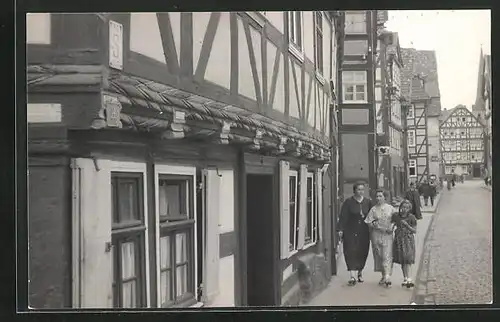 Foto-AK Melsungen, Altstadterstrasse mit Passanten 1950