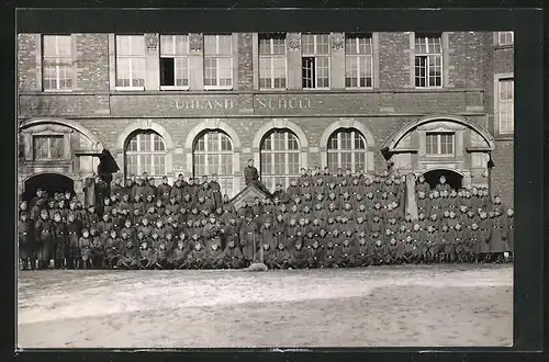Foto-AK Mannheim, Gruppenfoto vor der Uhland-Schule 1940