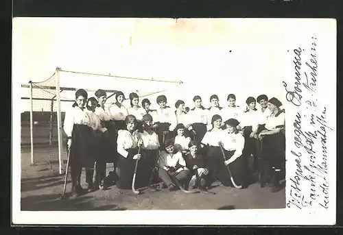 Foto-AK Bad Nauheim, Frauen-Hockey-Mannschaften mit Borrussia Frankfurt, Sport