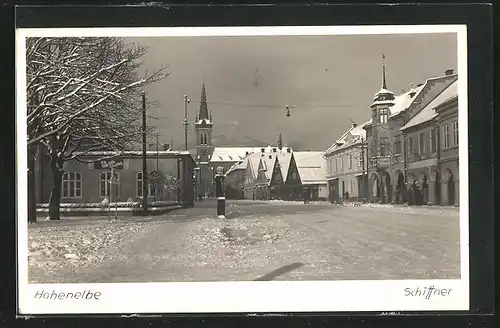 AK Hohenelbe / Vrchlabi, Schittner, Strassenpartie mit Kirche