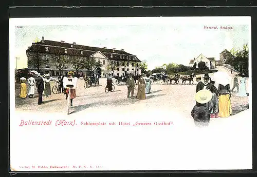 AK Ballenstedt / Harz, Schlossplatz mit Hôtel Grosser Gasthof, Radfahrer, Passanten, Pferdekutsche