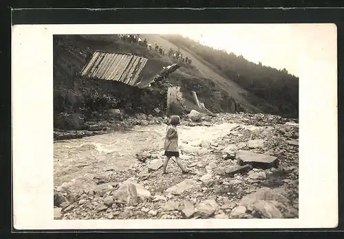 Foto-AK Antonsthal, 1931, Hochwasser-Katastrophe, Kind am Fluss