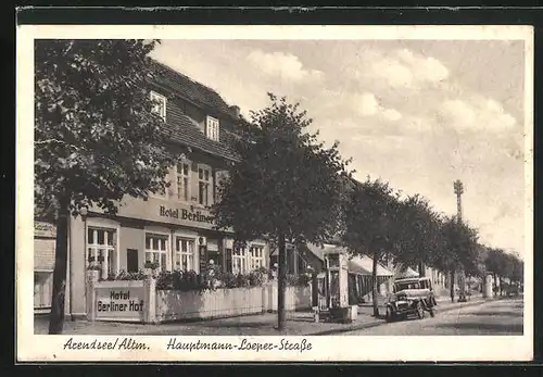 AK Arendsee / Altm., Hauptmann-Loeper-Strasse mit Hotel Berliner Hof, Automobil