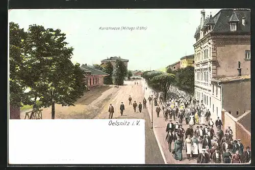 AK Oelsnitz i. V., Karlstrasse am Mittag mit Menschengruppe auf dem Bürgersteig