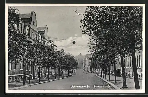 AK Lichtentanne / Sa., Blick in die Bahnhofstrasse, Wohnhäuser