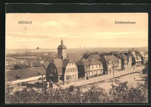 AK Mücheln, Schützenstrasse mit Kirche und Wohnhäusern aus der Vogelschau