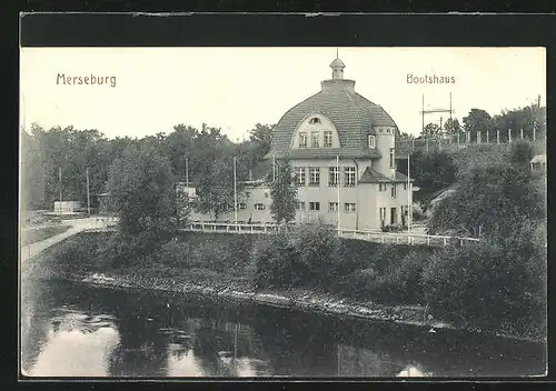 AK Merseburg, Bootshaus mit Uferpartie