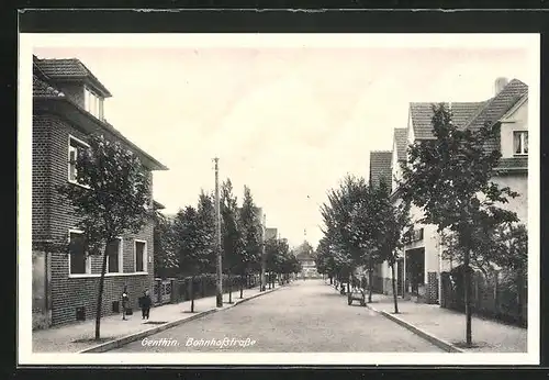 AK Genthin, Bahnhofstrasse mit Geschäft und Kindern