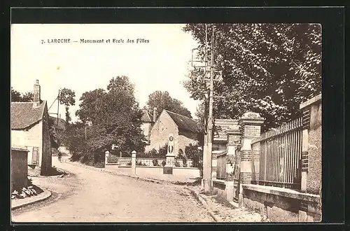 AK Laroche, Monument et Ecole des Filles