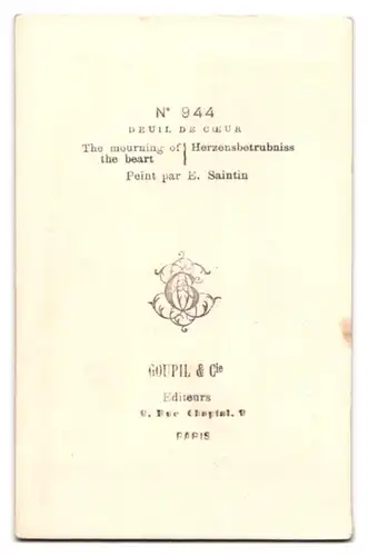 Fotografie Goupil & Cie., Paris, Rue Capital 9, Portrait junge Frau im Gründerzeitkleid vor Schreibsekretär posierend