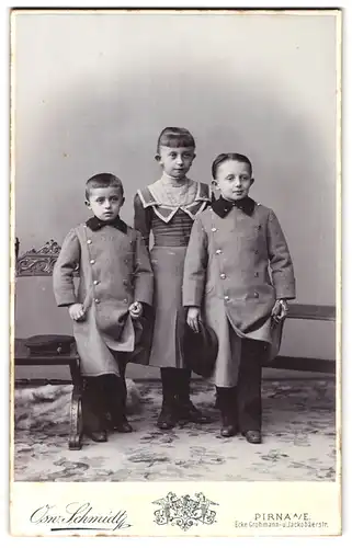 Fotografie Osw. Schmidt, Pirna a/E., Portrait Kinder in Uniformen
