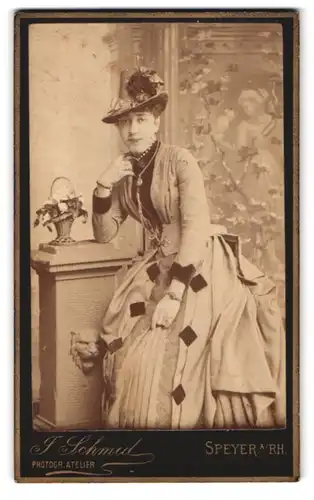 Fotografie F. Schmid, Speyer a/Rh., Jacob-Strasse 11a, Portrait Dame im schönen Kleid trägt Hut mit Blumenschmuck