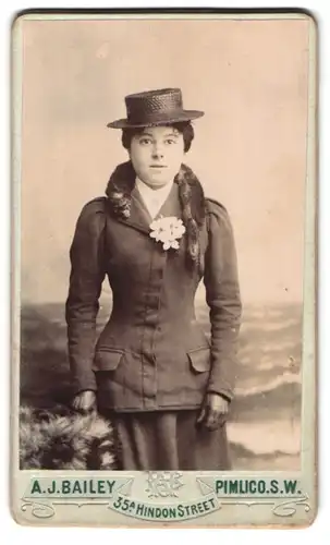 Fotografie A.J. Bailey, Pimlico, 35A Hindon Street, Portrait elegant gekleidete Dame mit Pelzstola und Sommerhut