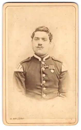 Fotografie A. Bruere, Metz, Portrait Musiker mit Orden an der Uniform, Schwalbennester