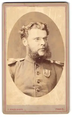 Fotografie J. Engelmann, Posen, Wilhelmstr. 10, Portrait Offizier mit Orden an der Uniform, Epauletten