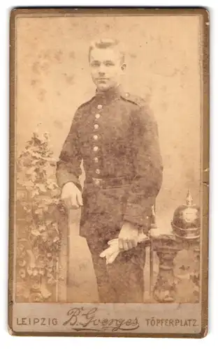 Fotografie B. Goerges, Leipzig, Töpferplatz, Portrait Soldat, sächs. Pickelhaube, Schulterstück Rgt. 134