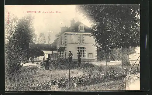 AK Hauterive, La Mairie et Ecole, Menschen im Garten